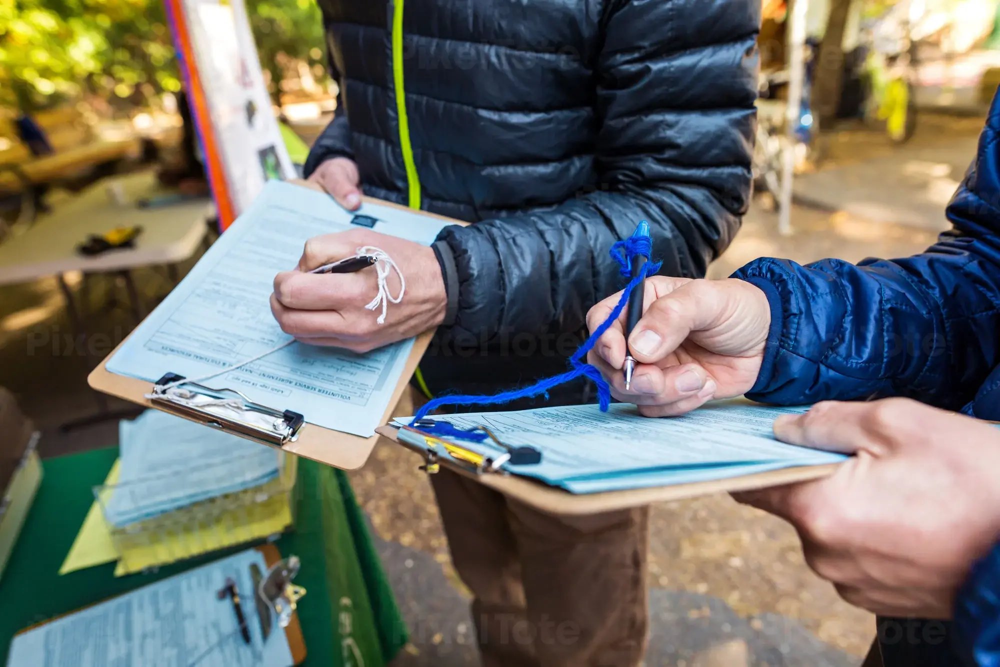 pv-lg-volunteers-signing-up-for-a-clean-up-default-stock-photo